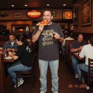 🍕 OLD CHICAGO PIZZA Oktoberfest 2006 Beer Tour Tee M 🍕